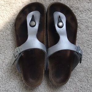 Girls Birkenstock’s metallic silver SO GREAT💯